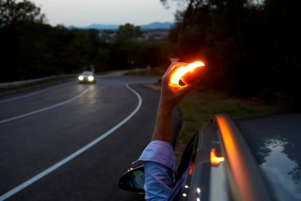 Luz de emergencia FlashLed V16 colocada en el vehículo, visible para los conductores en la carretera