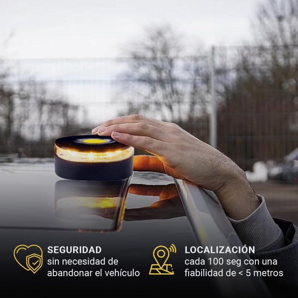 Baliza Hella V16 instalada sobre el techo de un coche, activada y emitiendo luz ámbar intermitente para máxima visibilidad en carretera