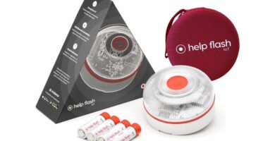 Vista principal del paquete de la baliza de emergencia Help Flash IoT con funda, pilas y diseño innovador